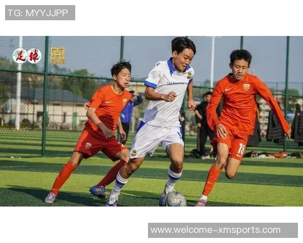 激烈对抗与团队精神交织的足球赛场上燃烧的青春激情